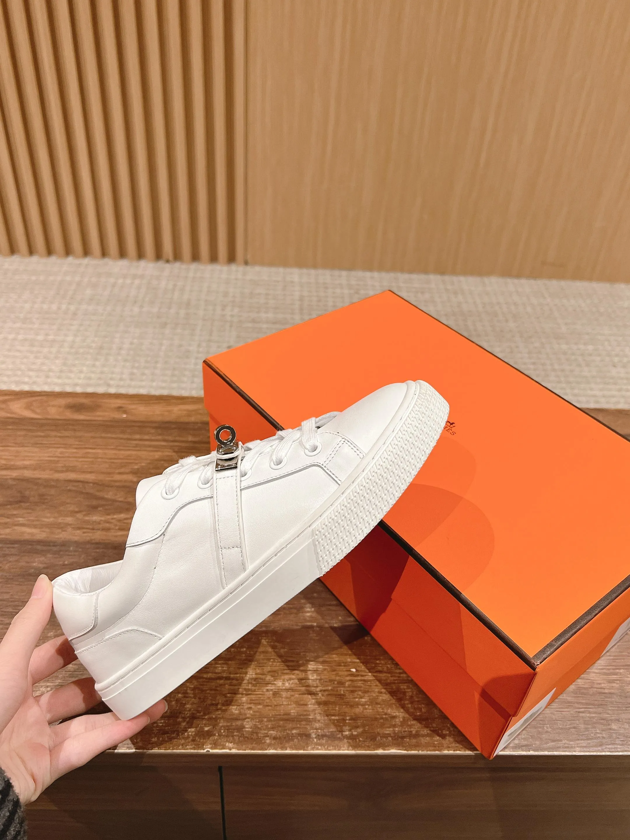 👟👟Ex-factory price 480👟👟 𝐇𝐄𝐑𝐌𝐄𝐒 Hermès classic couple style #𝐊𝐞𝐥𝐥𝐲 buckle casual white skateboard shoes. They will not conflict with shoes at all. Full of unknowns, Hermès rarely produces flat casual shoes and they are paired with classic palladium-plated Kelly shoe buckles! People will fall in love with it at first glance. It is very versatile ~ you can wear it with skirts and pants at will. 🉑️Close your eyes and look super noble. ❥ MATERIAL Specific cowhide/canvas material, sheepskin lining, original molded TPU outsole Size: 35-44
